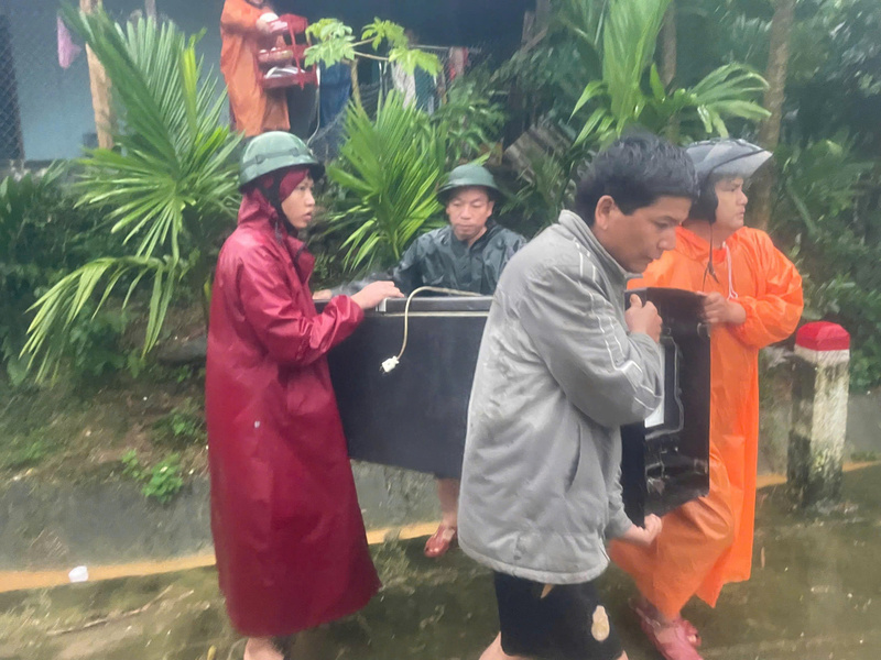 Người dân ở cạnh đó cũng di chuyển đồ đạc ra khỏi nhà để bảo toàn tài sản. Ảnh: Nguyễn Dương