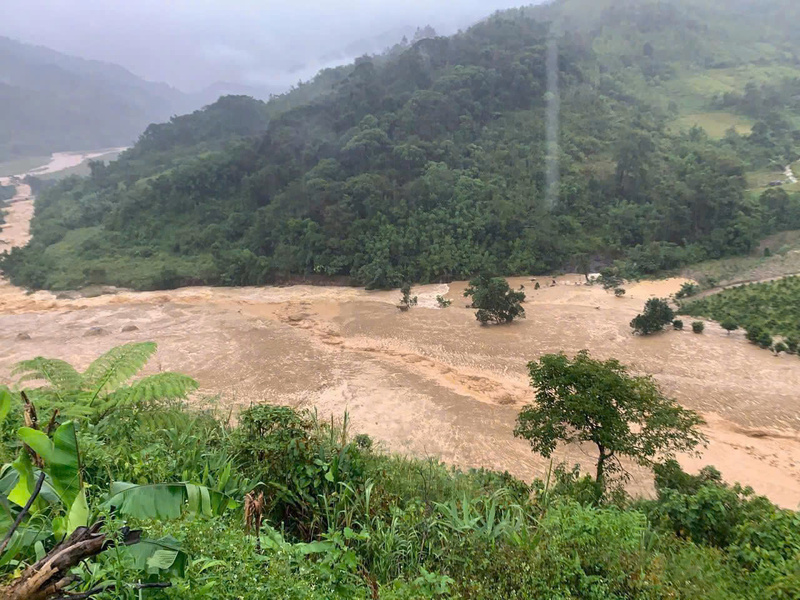 Cả ngọn núi đổ ập xuống cuốn trôi nhiều diện tích hoa màu của người dân xã Ngọc Linh. Ảnh: Tuệ Lâm