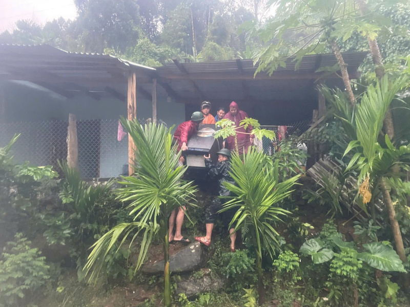 Lực lượng chức năng giúp người dân di chuyển đồ đạc. Ảnh: Nguyễn Dương