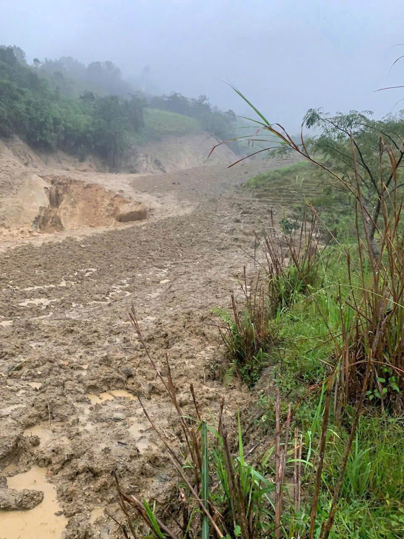 Hàng ngàn mét khối đất đá tràn xuống mặt đường khiến giao thông bị chia cắt. Ảnh: Tuệ Lâm