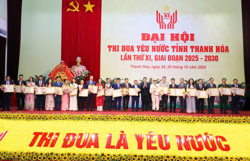 Lãnh đạo tỉnh Thanh Hóa tặng hoa và trao Bằng khen tặng các tập thể, cá nhân điển hình tiên tiến giai đoạn 2020-2025. Ảnh: Minh Hiếu