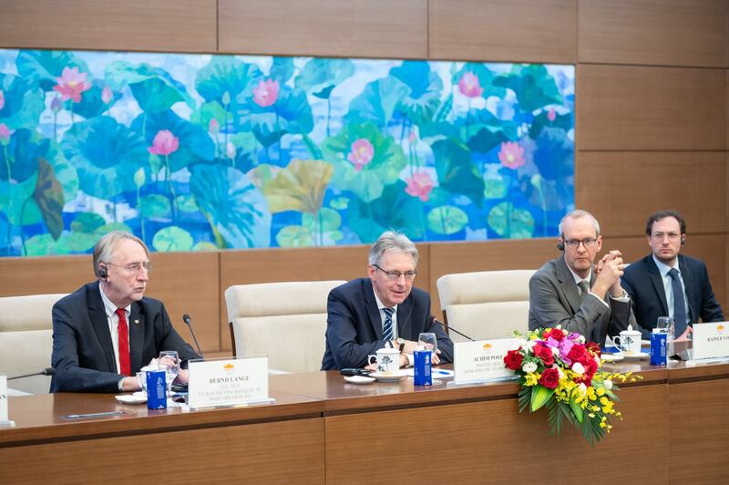 Phó Chủ tịch Đảng Dân chủ Xã hội Đức Achim Post phát biểu tại cuộc tiếp. Ảnh: Phạm Thắng