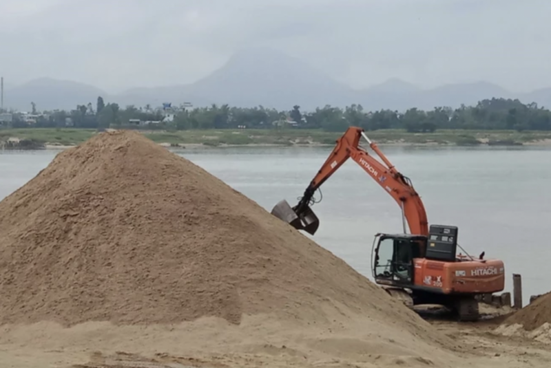 Phó Chủ tịch UBND Thành phố Hà Nội Nguyễn Trọng Đông ký ban hành Quyết định số 5340/QĐ-UBND về việc Phê duyệt khu vực không đấu giá quyền khai thác khoáng sản tại 3 mỏ cát: Mỏ Cổ Đô, mỏ Thanh Chiểu, mỏ Liên Mạc. Ảnh minh họa