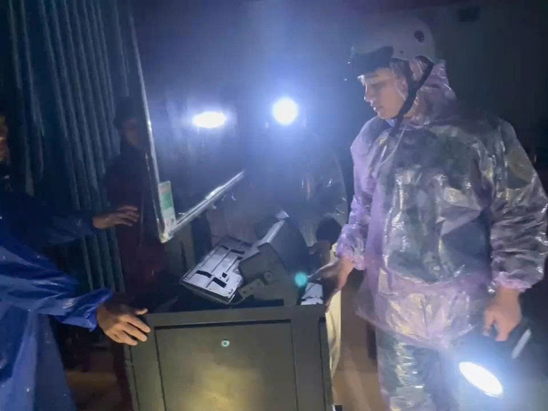 Trước đó, ngay trong đêm 27/10, chính quyền xã Trà Leng cũng buộc phải di dời khẩn cấp hồ sơ, máy móc ra khỏi trụ sở UBND xã vì ngọn đồi phía sau lưng có dấu hiệu sạt lở. Ảnh: Nguyễn Dương