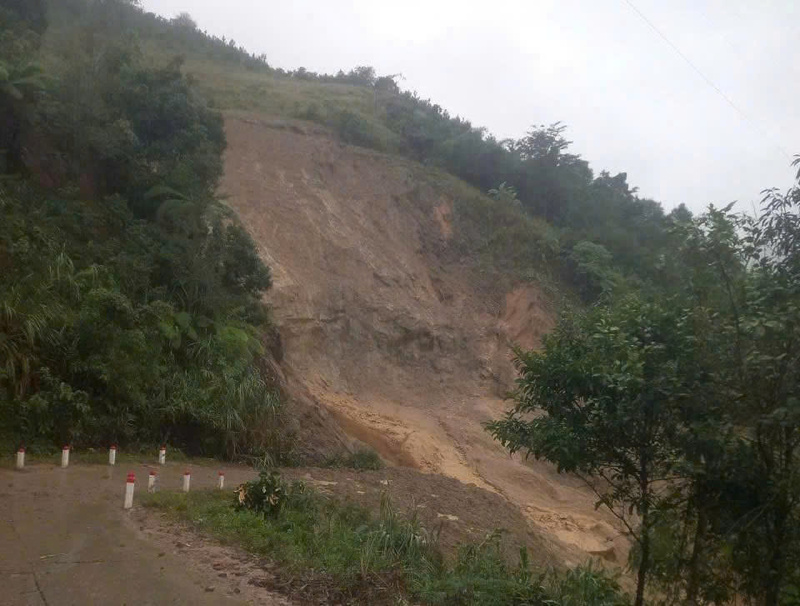 Đoạn đường ngang qua đây đã bị hư hỏng nặng. Ảnh: Tuệ Lâm