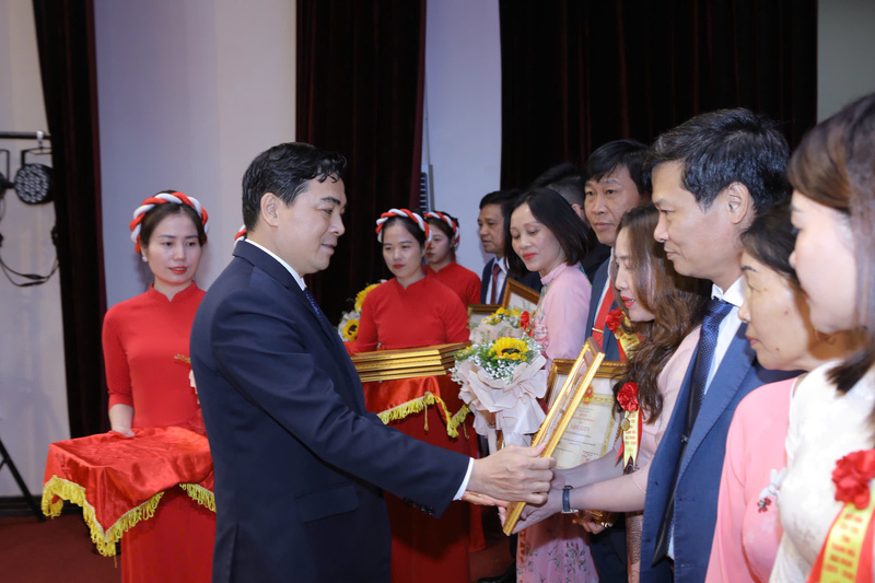Ông Nguyễn Hoài Anh, Chủ tịch UBND tỉnh Thanh Hóa tặng hoa và trao Bằng khen tặng các tập thể điển hình tiên tiến giai đoạn 2020-2025. Ảnh: Minh Hiếu