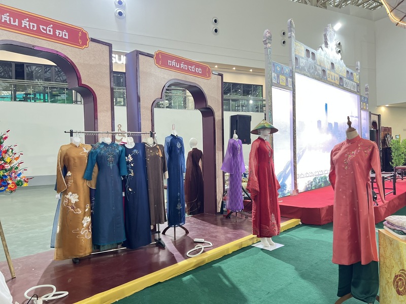 Áo dài Huế được giới thiệu tại hội chợ