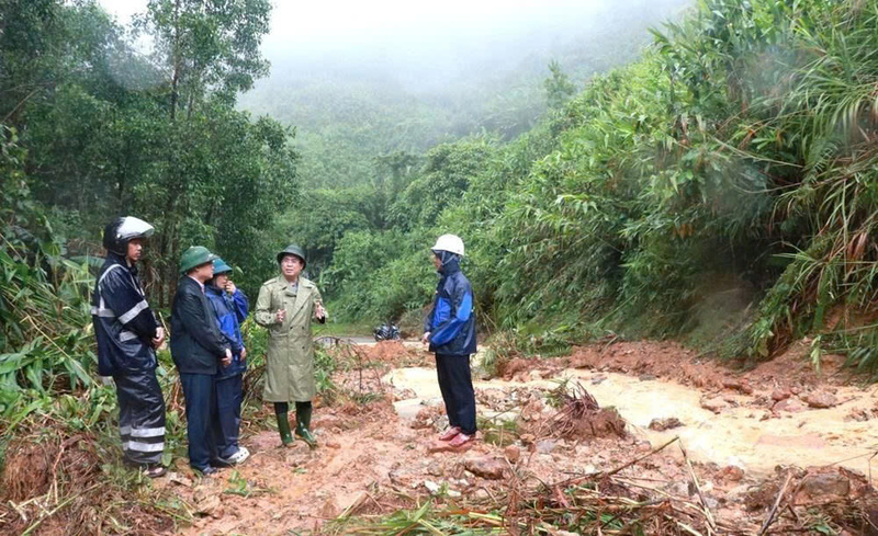 Chủ tịch UBND tỉnh Quảng Ngãi Nguyễn Hoàng Giang kiểm tra sạt lở tại các xã miền núi. Ảnh: Tuệ Lâm