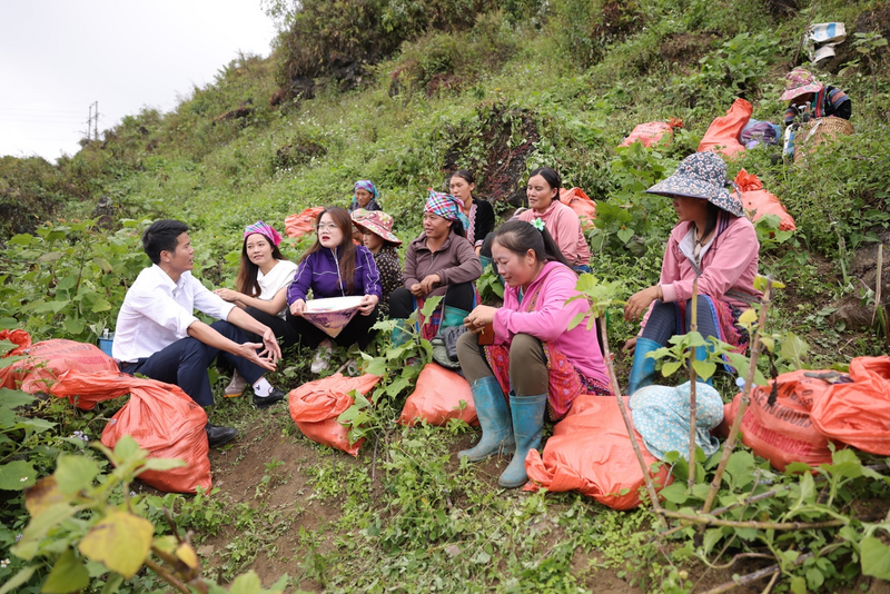 Ông Lê Bá Sơn, Chủ tịch UBND xã Sìn Hồ (Lai Châu) nói chuyện với bà con sau phiên livestream