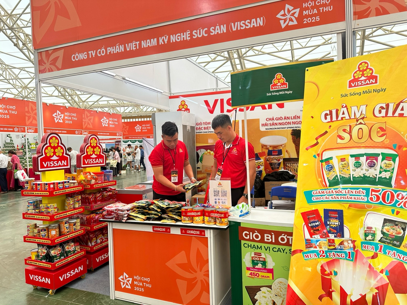 Gian hàng của Công ty CP Việt Nam Kỹ nghệ Súc sản (Visan), nhờ áp dụng ưu đãi giảm sốc tới 50%, lượng khách mua tăng mạnh sau 3 ngày mở bán. Ảnh: Đ.N