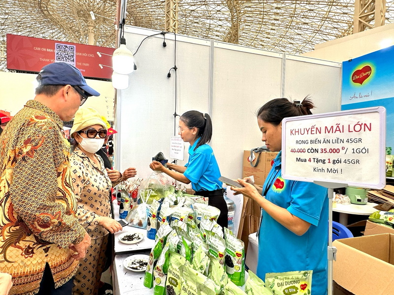 Nhiều gian hàng đồng loạt áp dụng ưu đãi thu hút khách mua sắm. Ảnh: Đ.N