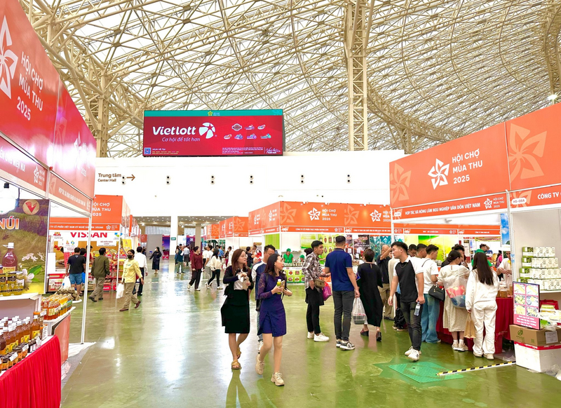 Hội chợ không chỉ là dịp quảng bá sản phẩm, tìm kiếm đối tác mà còn là “sân chơi kết nối” giữa doanh nghiệp và người tiêu dùng. Ảnh: Đ.N