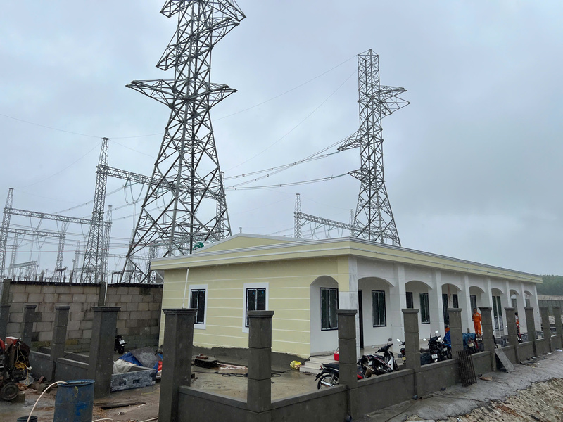 Nhà vận hành Trạm biến áp Quảng Trị đang hoàn thiện phần lắp đặt thiết bị bên trong