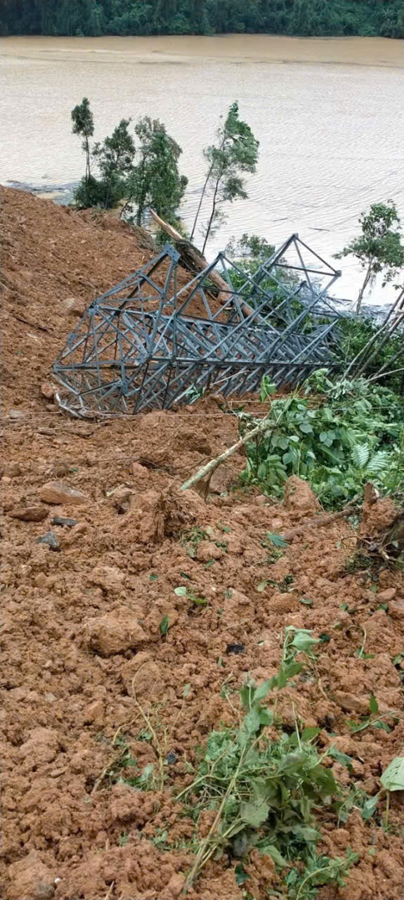 Sạt lở đất gây ngã dổ vị trí cột 33 đường dây 110kV Phước Sơn - ĐăkMi 4B và đường dây 22kV nối lưới từ xã Hiệp Đức đến xã Phước Sơn nên gây mất điện toàn bộ các xã trên địa bàn huyện Phước Sơn (cũ). Ảnh: Bình An