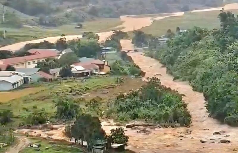 Ngọn núi đổ xuống bao vây 5 thôn của xã Ngọc Linh khiến cho việc tiếp cận của chính quyền địa phương rất khó khăn. Ảnh: Tuệ Lâm