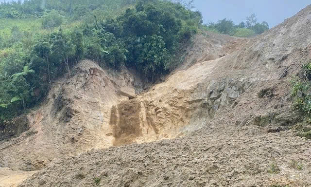 Quanh khu vực núi lở chỉ toàn bùn đất nhão nhoẹt. Ảnh: Tuệ Lâm
