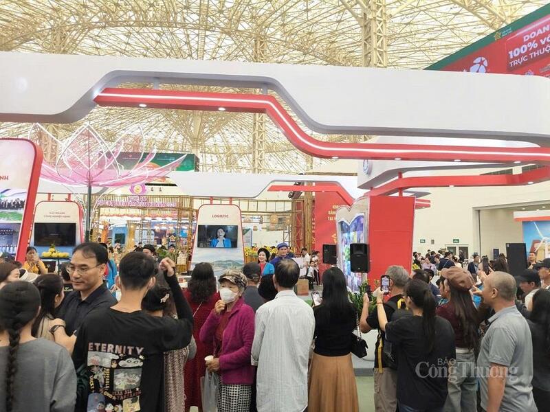 Gian hàng Hà Tĩnh thu hút du khách tham quan tại Hội chợ Mùa Thu 2025. Ảnh: Phúc Sơn