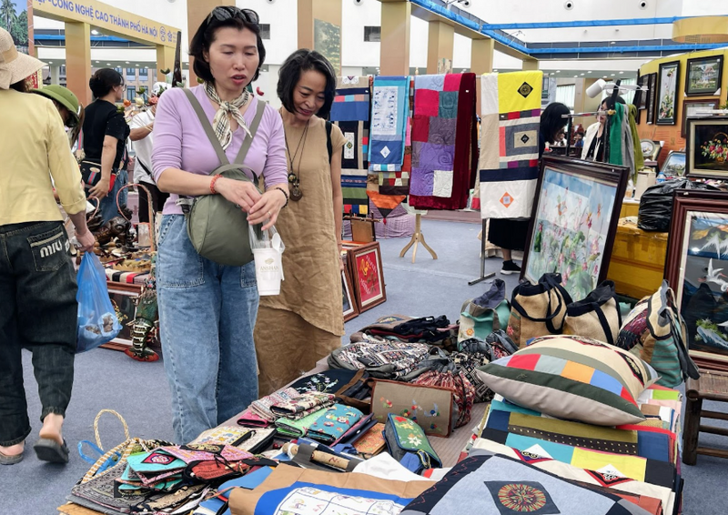 Các sản phẩm dệt, thêu thủ công hút khách tham quan