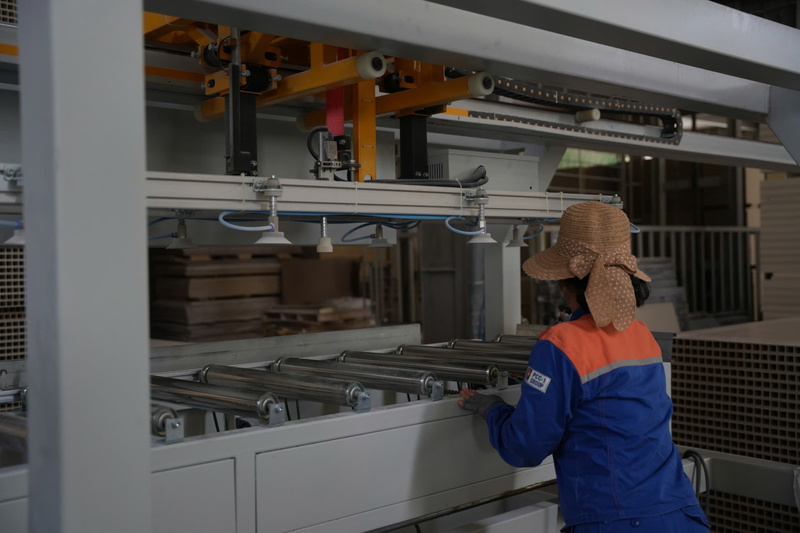 Công nghệ sản xuất gỗ nhựa composite góp phần biến phế liệu nhựa khó phân huỷ thành vật liệu hữu ích, phục vụ cuộc sống