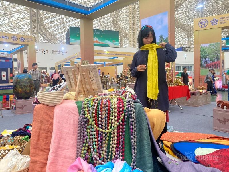 Gian hàng trưng bày sản phẩm của thương hiệu lụa Handy. Ảnh: Hải Linh