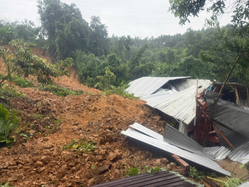 Ngọn đồi phía sau thôn 1, xã Trà Leng đã bị sạt xuống hoàn toàn. Ảnh: Nguyễn Dương