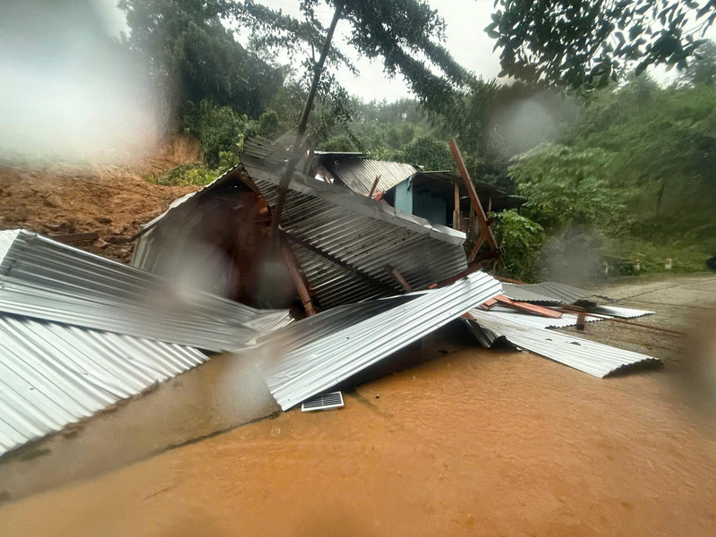 Hai ngôi nhà biến dạng hoàn toàn. Ảnh: Nguyễn Dương