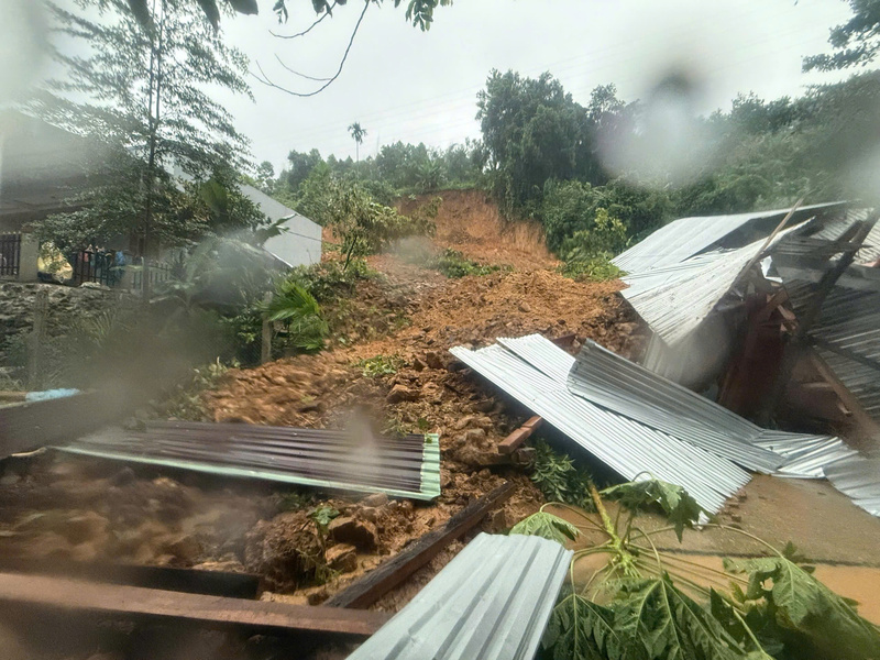 Khoảng 4 giờ sáng 28/10, ngọn đồi bất ngờ đổ ập xuống vùi lấy 2 ngôi nhà ở xã Trà Leng. Ảnh: Nguyễn Dương