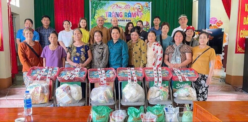 Đoàn cứu trợ tặng quà tại tỉnh Bắc Ninh. Ảnh: ĐVCC