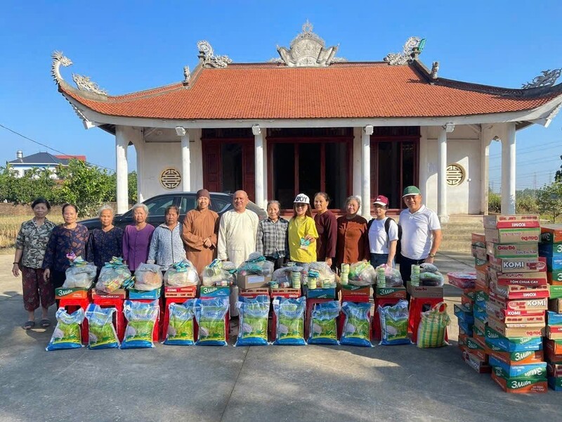 Đoàn cứu trợ tặng quà tại tỉnh Thanh Hóa. Ảnh: ĐVCC