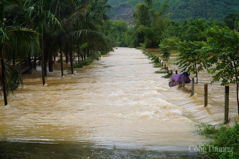Một số tuyến đường của phường Hải Vân nước chảy siết, ngập sâu