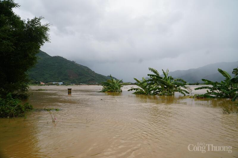 Nhiều địa phương bị nước lũ bao vây, cô lập.