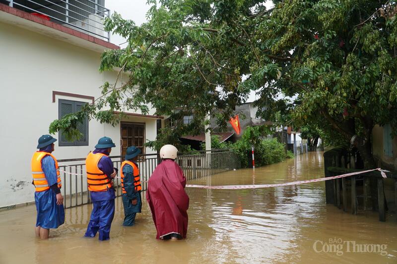 Các cán bộ, chiến sĩ Ban chỉ huy quân sự phường Hải Vân ứng trực 24/24h tại các điểm ngập sâu.