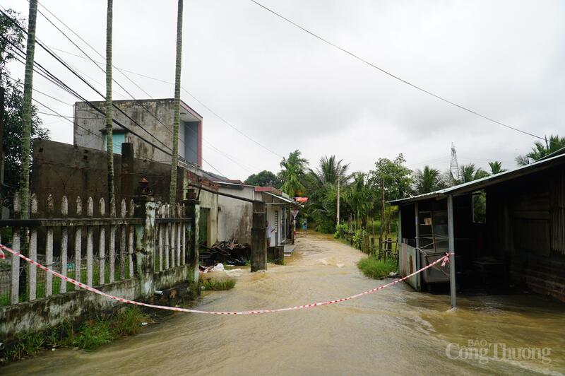 Ông Võ Văn Thành, Tổ trưởng tổ dân phố cho biết, nước lũ dâng, khu vực thấp của tổ dân phố đã ngập 4 ngày nay. Thời điểm nước dâng cao ngập đến 1,5m.