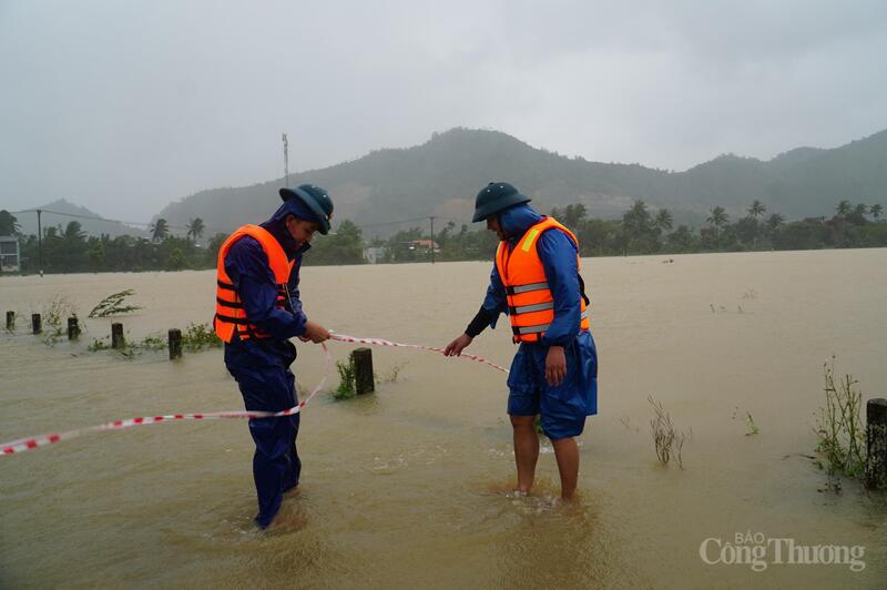 Ban Chỉ huy Quân sự phường Hải Vân chăng dây cảnh báo nguy hiểm và túc trực ở các vị trí ngập nước.