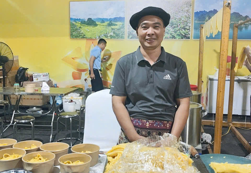 Nghệ nhân ẩm thực Vương Đức Bằng mang phở ngô đến với Hội chợ Mùa Thu. Ảnh: Thanh Thảo