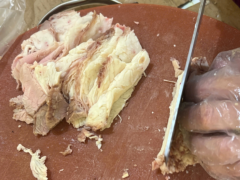 Phở ngô dùng với gầu bò, thịt bò thái mỏng, kèm chút hành hoa, mang đến hương vị đặc biệt cho thực khách khi thưởng thức. Ảnh: Thanh Thảo