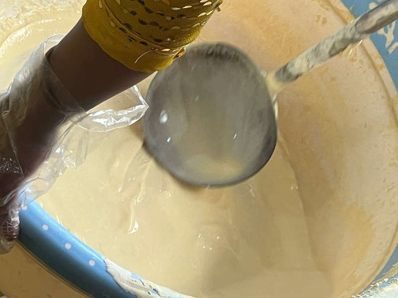 Bột ngô được nghiền mịn với màu vàng nhạt, mang hương vị thơm ngọt của món ăn. Ảnh: Thanh Thảo