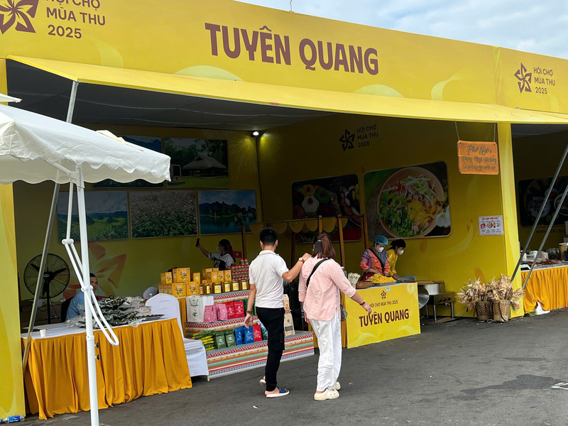 Gian hàng ẩm thực tỉnh Tuyên Quang đã góp mặt tại “Lễ hội Ẩm thực Thu mỹ vị” trong khuôn viên Hội chợ Mùa Thu lần thứ nhất - 2025. Ảnh: Thanh Thảo