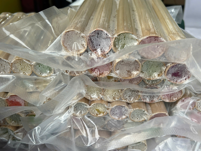 Xôi ngũ sắc ống nứa hút chân không trong những chiếc túi cũng là món ăn quen thuộc, tiện dụng và ngon miệng được nhiều thực khách yêu thích lựa chọn, mua về làm quà. Ảnh: Thanh Thảo