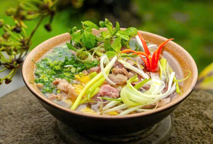 Phở ngô không chỉ hấp dẫn bởi hương vị, mà còn khá bắt mắt bởi màu sợi phở vàng óng ả, mềm mại. Ảnh: Thanh Thảo