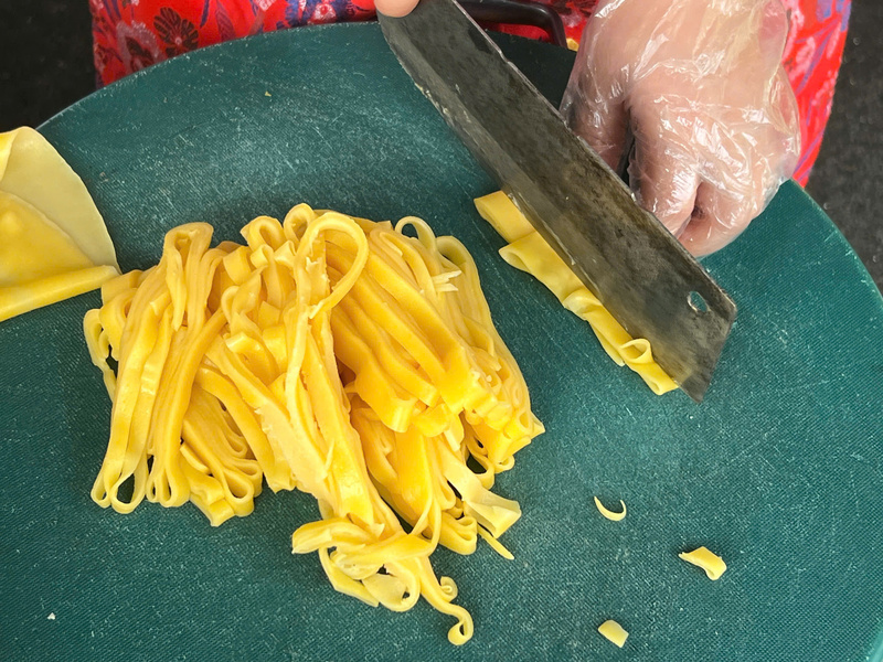 Từng sợi phở mềm mại được tráng và thái ngay tại gian hàng, mang đến hương vị độc đáo cho món ẩm thực. Ảnh: Thanh Thảo