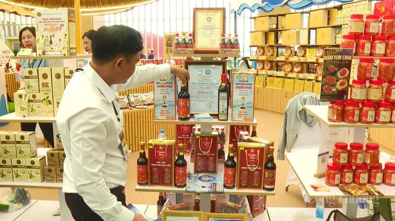Nước mắm Thiên Phú (Cà Mau) tại Hội chợ. Ảnh: Thu Nhất