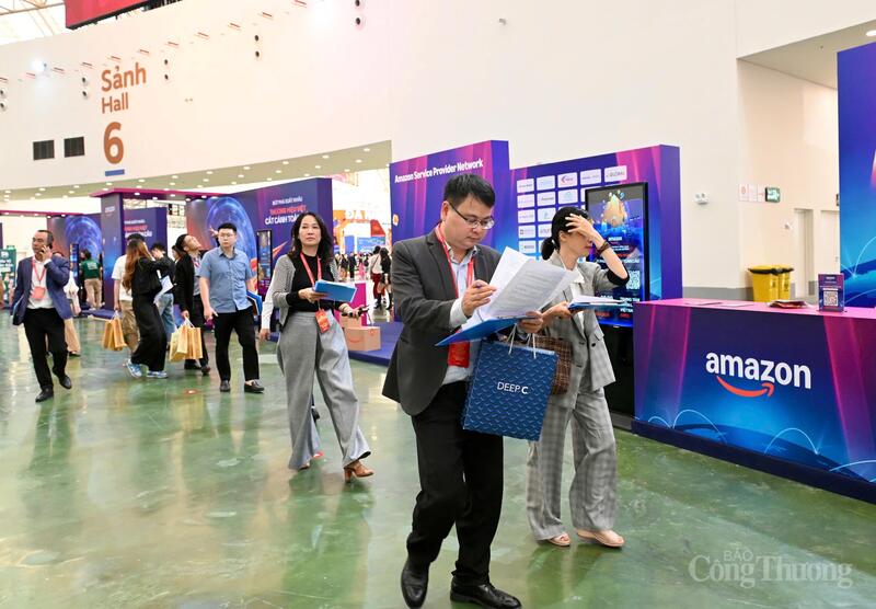 Hội đồng Giám khảo đã đến trực tiếp để chấm điểm, lựa chọn ra gian hàng có “Không gian trưng bày tiêu biểu”