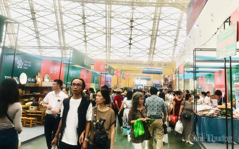 Khu gian hàng "Tinh hoa Hà Nội" tấp nập khách tham quan, mua sắm. Ảnh: Hoa Quỳnh