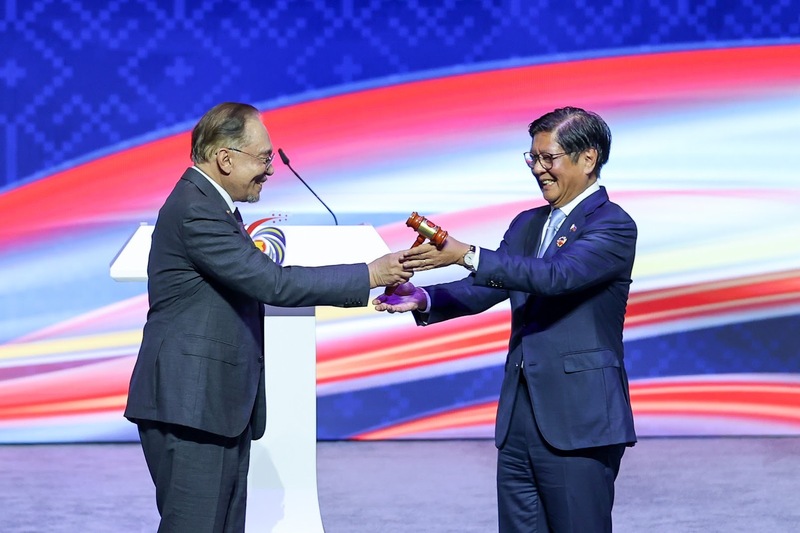 Tổng thống Philippines Ferdinand Marcos Jr. tiếp nhận vai trò Chủ tịch ASEAN năm 2026 từ Thủ tướng Malaysia. Ảnh: VGP/Nhật Bắc