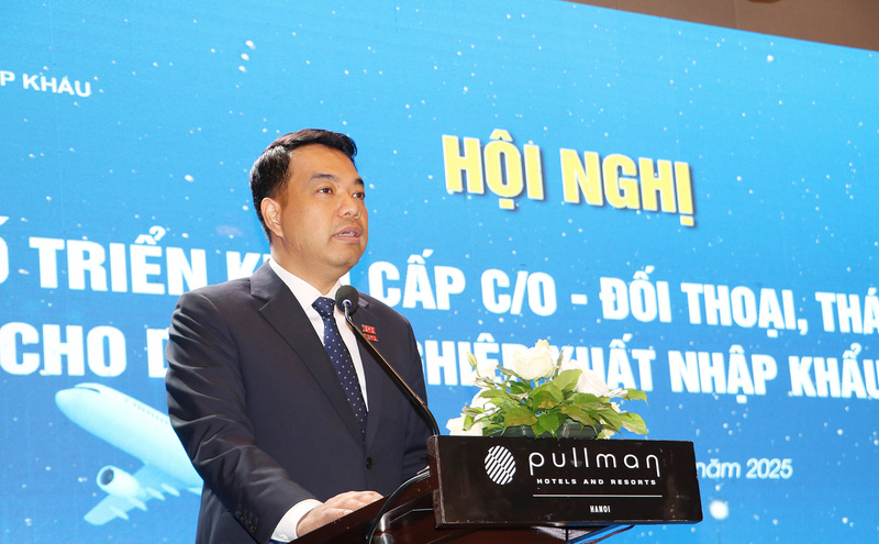 TS Mạc Quốc Anh, Phó Chủ tịch kiêm Tổng Thư ký Hiệp hội Doanh nghiệp nhỏ và vừa TP. Hà Nội phát biểu tại Hội nghị. Ảnh: Phong Lâm