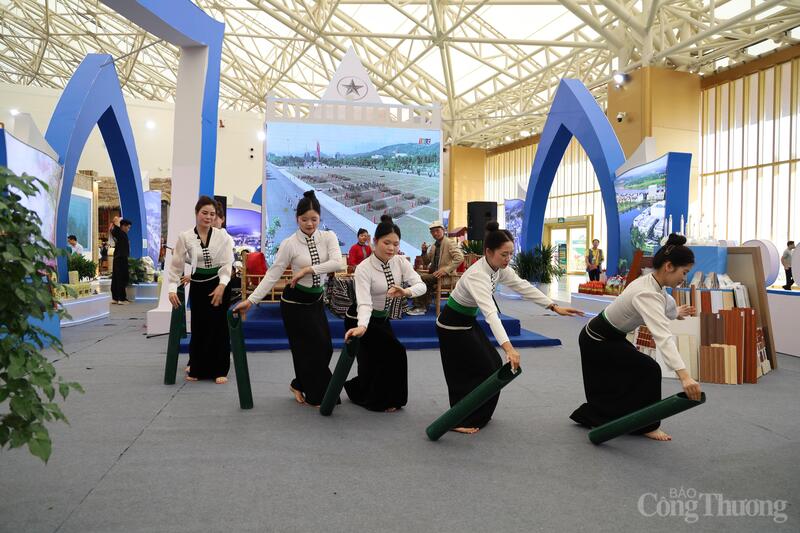 Biểu diễn nghệ thuật tại các gian hàng địa phương. Ảnh: Hoa Quỳnh