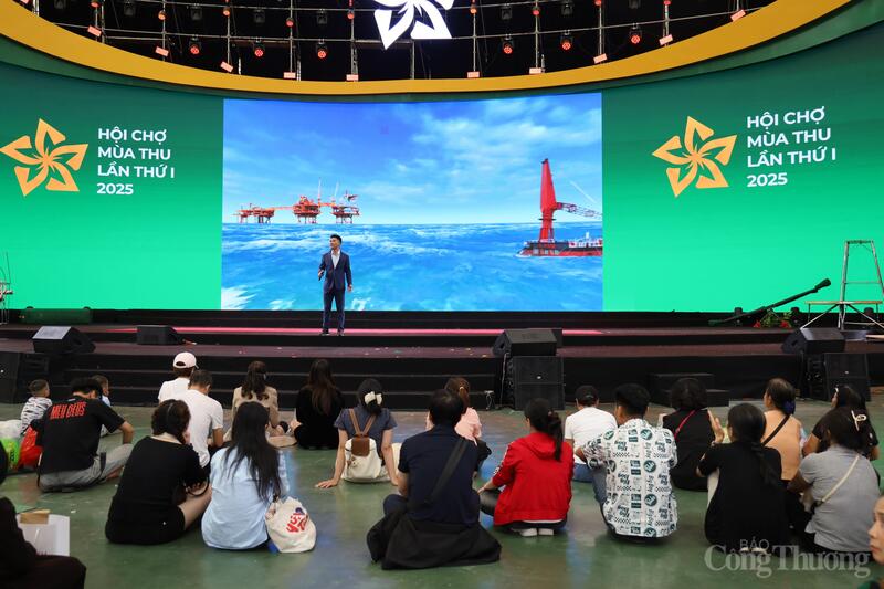 Nghệ sĩ biểu diễn tại sân khấu lớn của Hội chợ. Ảnh: Hoa Quỳnh