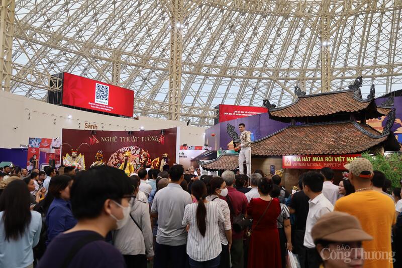 Khán giả ken kín khu vực biểu diễn nghệ thuật của Nhà hát Múa rối Việt Nam. Ảnh: Hoa Quỳnh