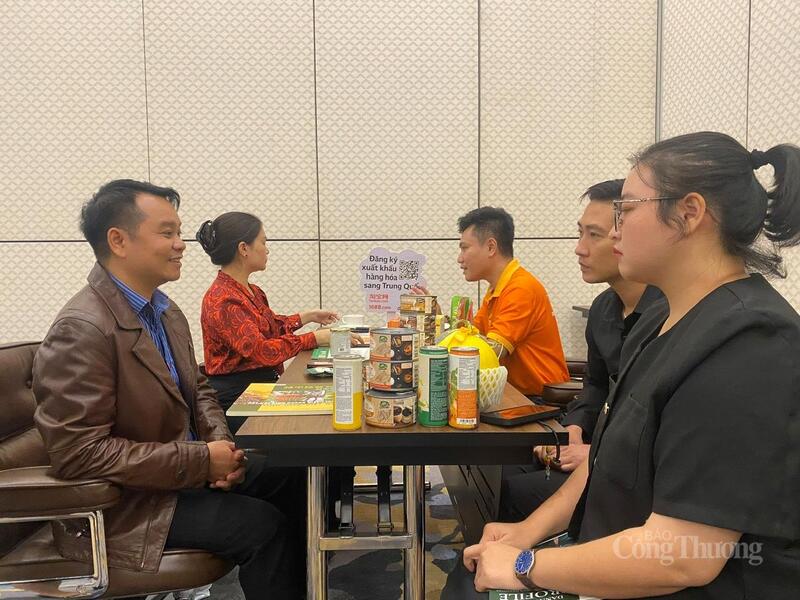 Doanh nghiệp sôi nổi kết nối giao thương. Ảnh: Hải Linh